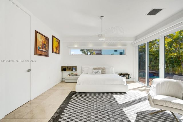 1662 Diplomat Dr, Miami, FL 33179