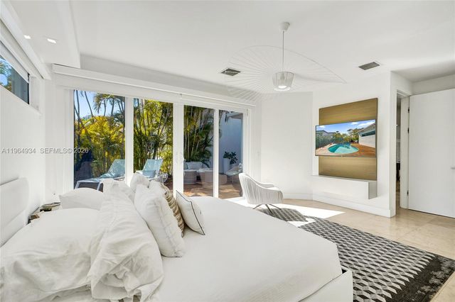 1662 Diplomat Dr, Miami, FL 33179