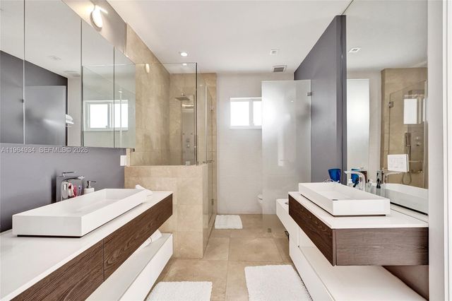 1662 Diplomat Dr, Miami, FL 33179