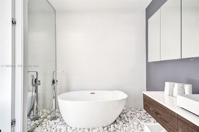 1662 Diplomat Dr, Miami, FL 33179