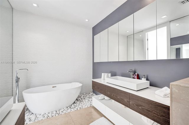 1662 Diplomat Dr, Miami, FL 33179