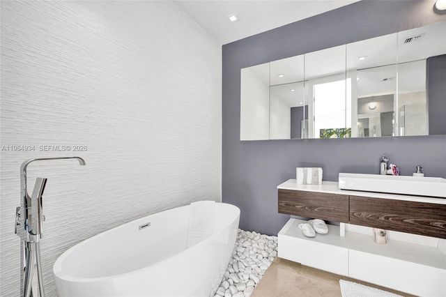 1662 Diplomat Dr, Miami, FL 33179