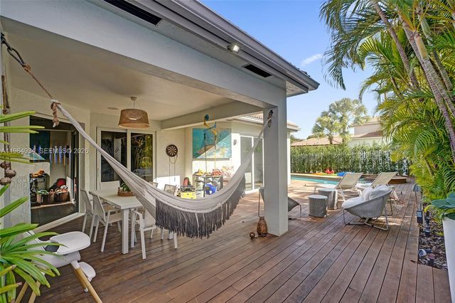 1662 Diplomat Dr, Miami, FL 33179