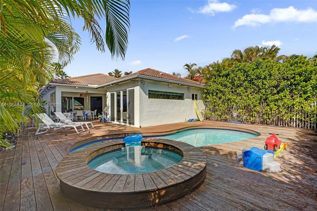 1662 Diplomat Dr, Miami, FL 33179