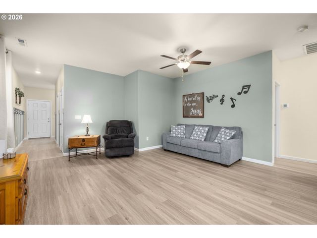 1408 W 16TH Ave, La Center, WA 98629