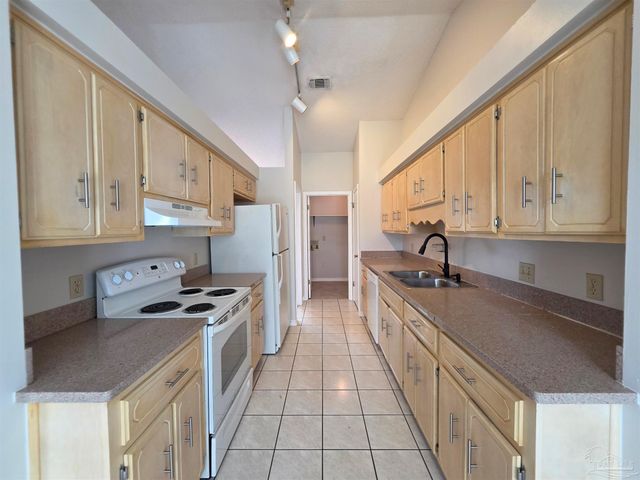 824 Lavon Dr, Pensacola, FL 32506