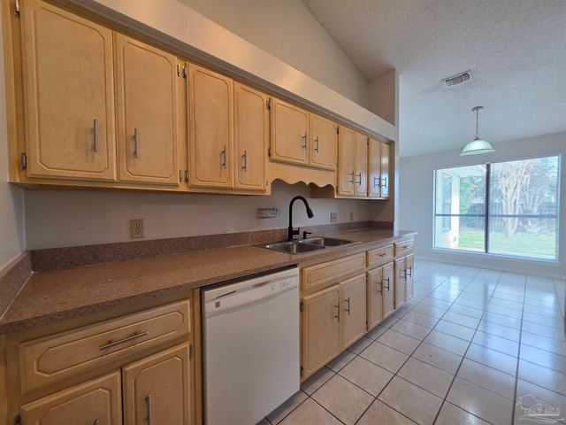 824 Lavon Dr, Pensacola, FL 32506