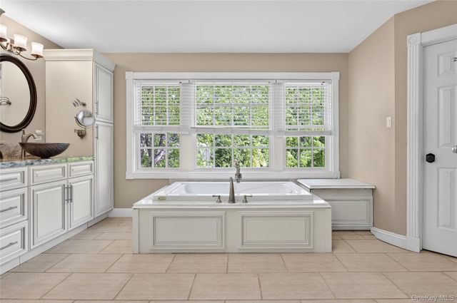 1 Springwood Path, Laurel Hollow, NY 11791