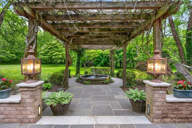 1 Springwood Path, Laurel Hollow, NY 11791