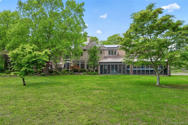 1 Springwood Path, Laurel Hollow, NY 11791