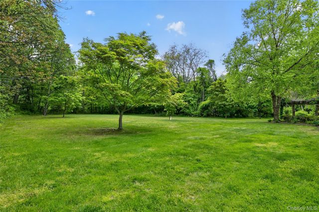 1 Springwood Path, Laurel Hollow, NY 11791