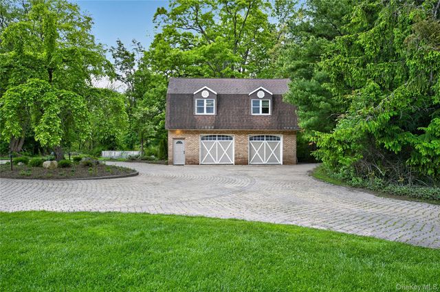 1 Springwood Path, Laurel Hollow, NY 11791