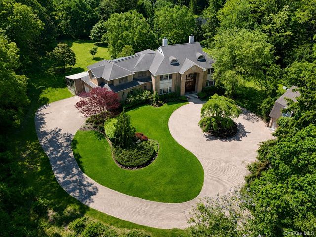 1 Springwood Path, Laurel Hollow, NY 11791