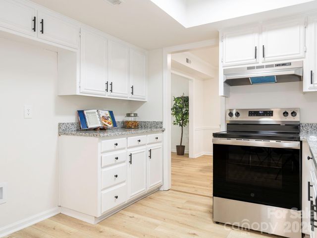 2612 Heathershire Lane, Matthews, NC 28105