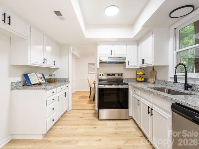 2612 Heathershire Lane, Matthews, NC 28105
