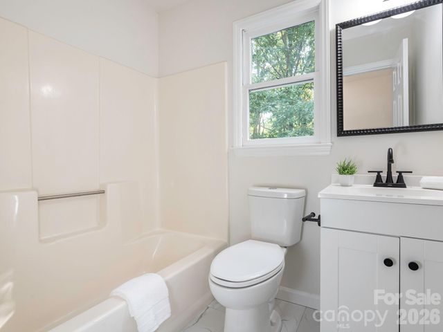 2612 Heathershire Lane, Matthews, NC 28105