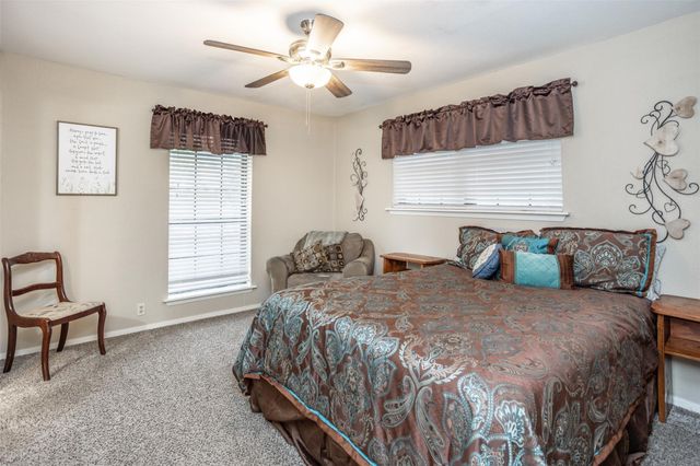 2002 Everglade Drive, Gainesville, TX 76240