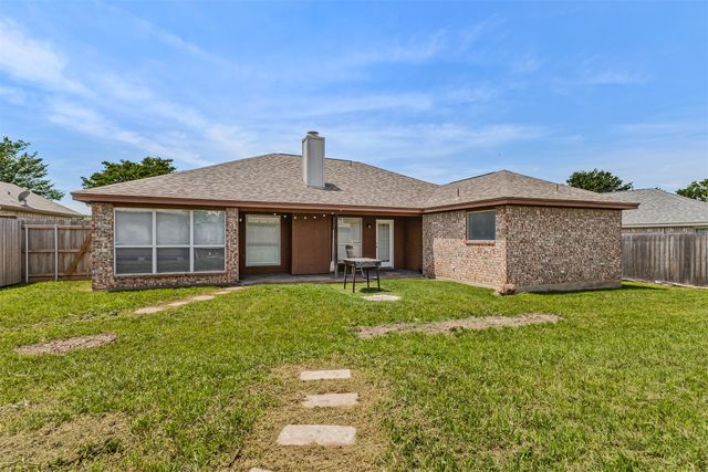 1012 High Crest Drive, Azle, TX 76020