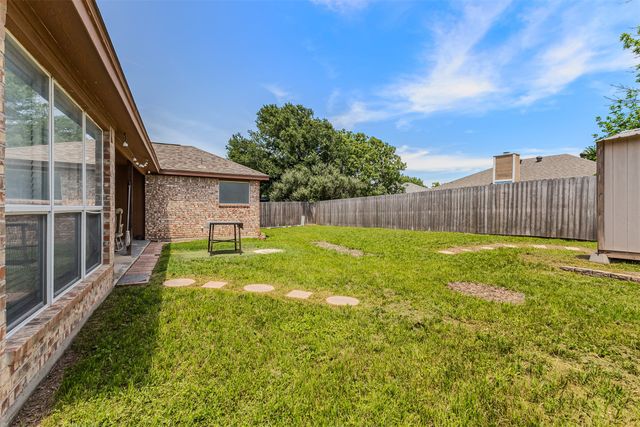1012 High Crest Drive, Azle, TX 76020
