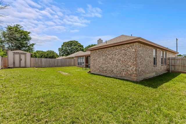 1012 High Crest Drive, Azle, TX 76020