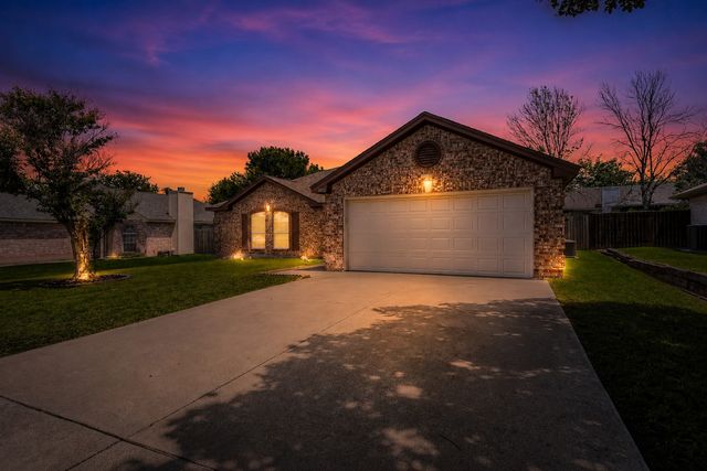 1012 High Crest Drive, Azle, TX 76020
