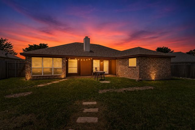 1012 High Crest Drive, Azle, TX 76020