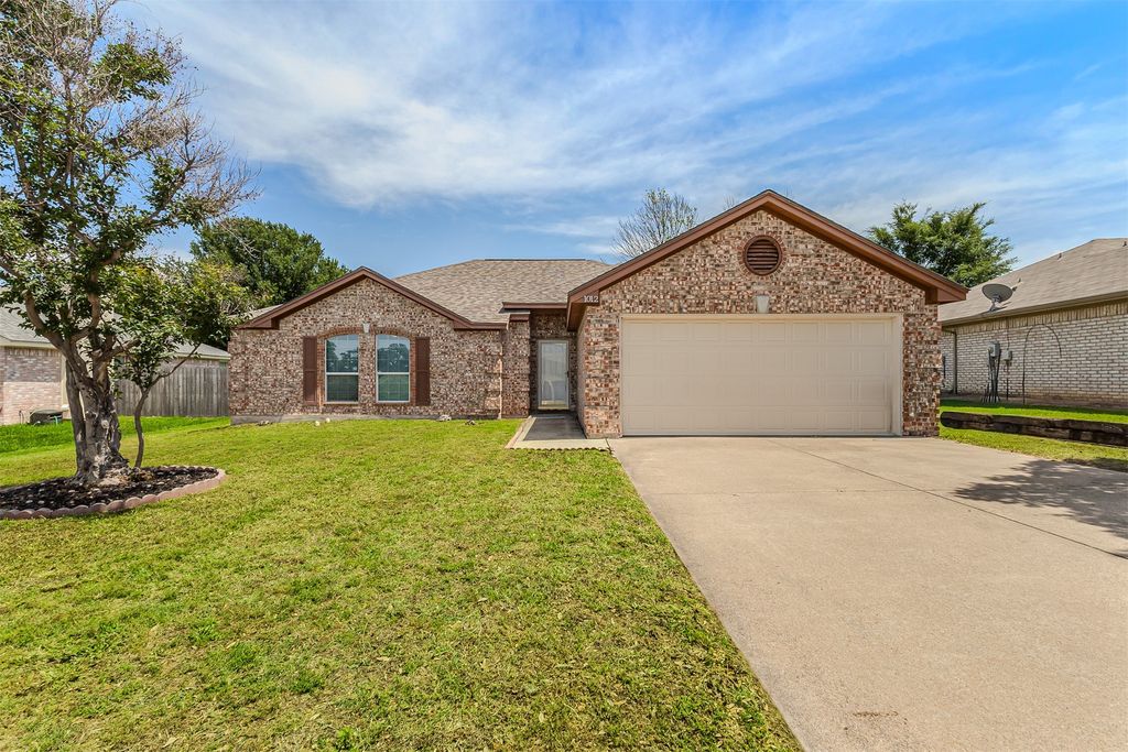 1012 High Crest Drive, Azle, TX 76020