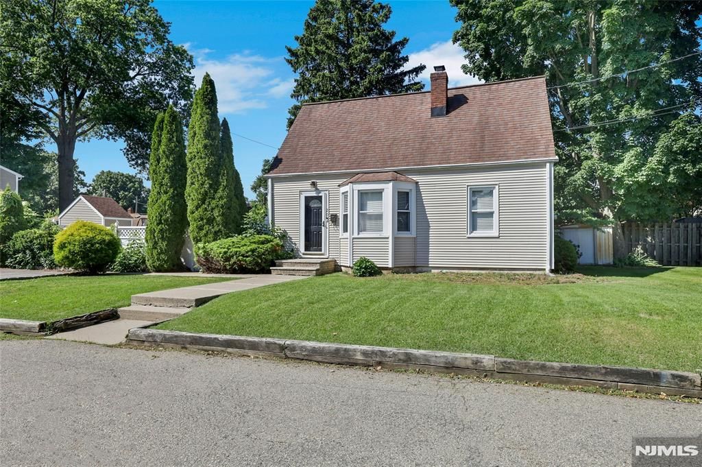 20 Harding Avenue, Pompton Lakes, NJ 07442