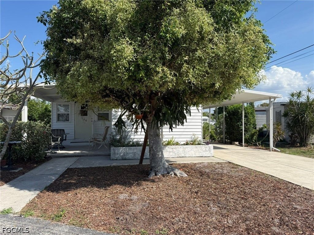 120 Lantern PL, North Fort Myers, FL 33917