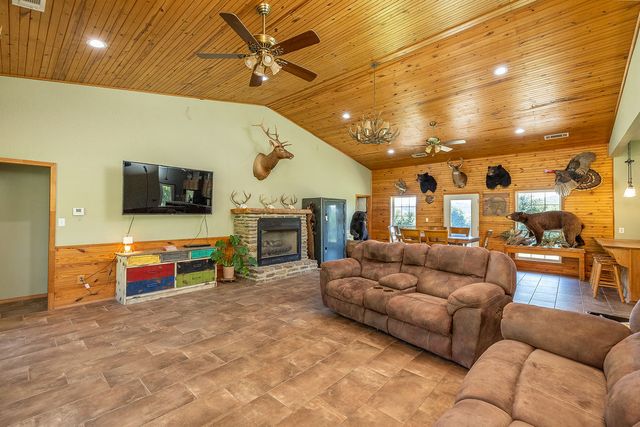 17068 Hazel Valley Road, Fayetteville, AR 72701