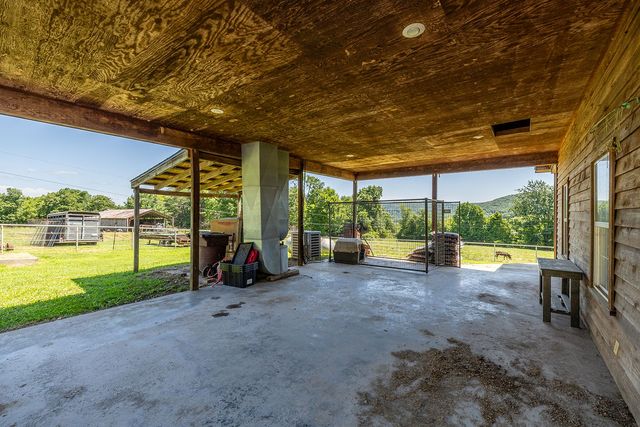 17068 Hazel Valley Road, Fayetteville, AR 72701