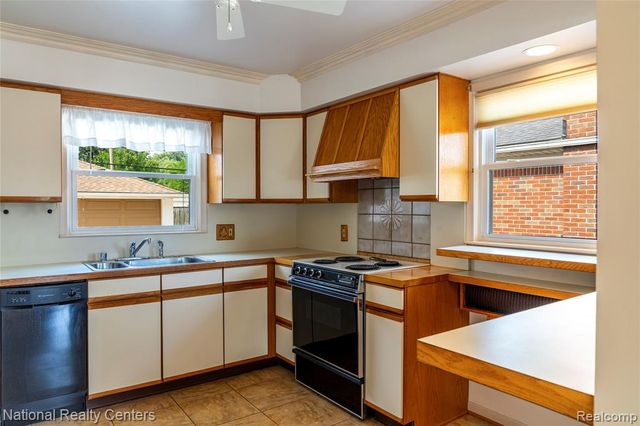 22635 Lincoln Street, Saint Clair Shores, MI 48082