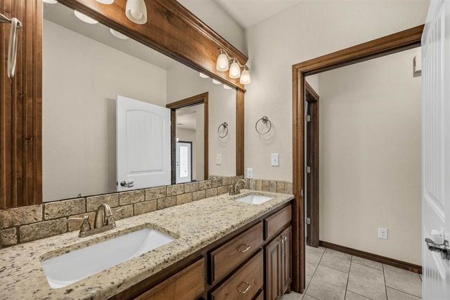 35 Blue Meadow Dr, Elgin, OK 73538
