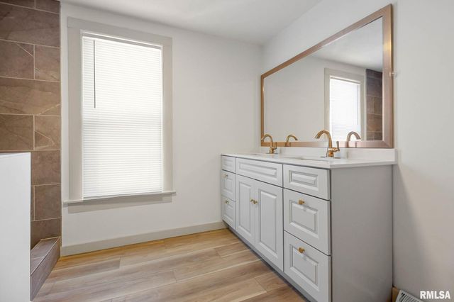 1510 S DIVISION Street, Carterville, IL 62918