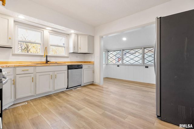 1510 S DIVISION Street, Carterville, IL 62918