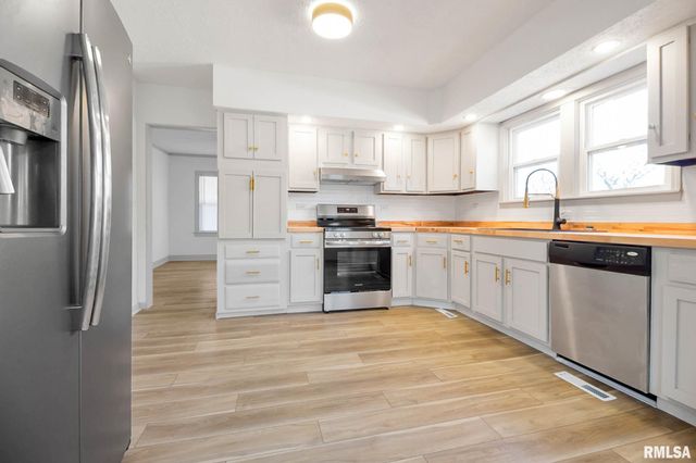 1510 S DIVISION Street, Carterville, IL 62918