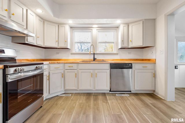 1510 S DIVISION Street, Carterville, IL 62918