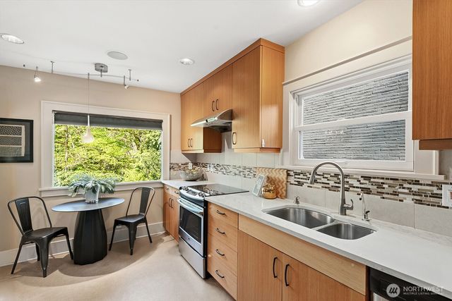 2514 Lake Park Drive S, Seattle, WA 98144