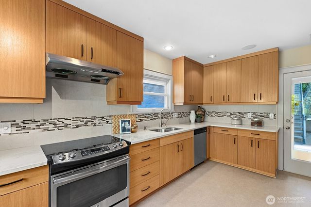 2514 Lake Park Drive S, Seattle, WA 98144