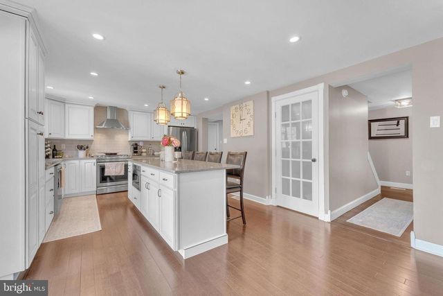18 COUNTRY CLUB LN, Marlton, NJ 08053