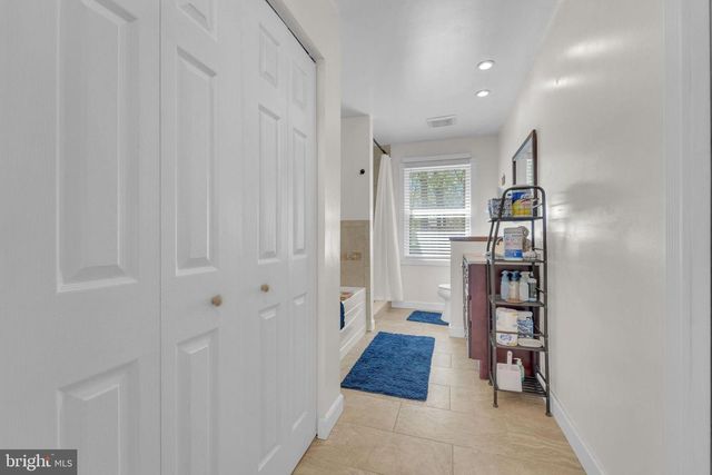 18 COUNTRY CLUB LN, Marlton, NJ 08053