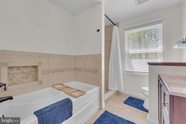 18 COUNTRY CLUB LN, Marlton, NJ 08053