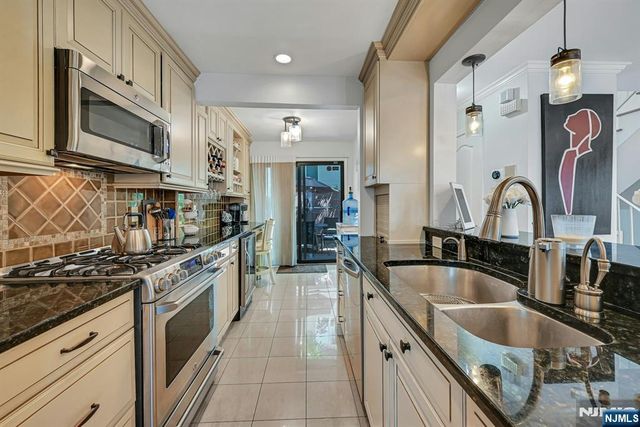9 Yorkview Drive A3, Edgewater, NJ 07020