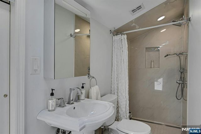 9 Yorkview Drive A3, Edgewater, NJ 07020