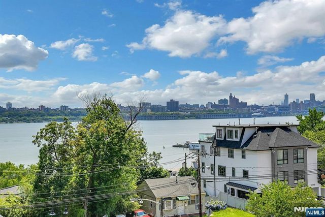9 Yorkview Drive A3, Edgewater, NJ 07020