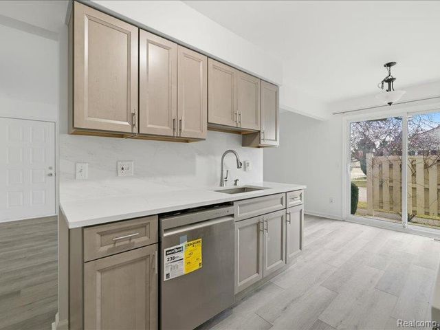 15913 N Franklin Drive, Clinton Township, MI 48038