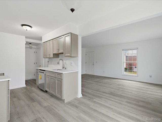 15913 N Franklin Drive, Clinton Township, MI 48038