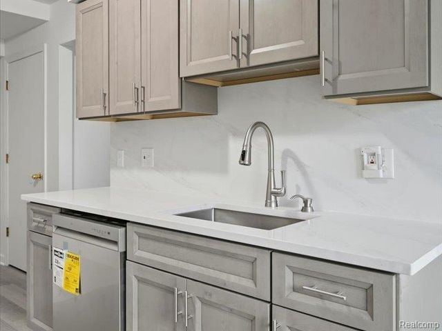 15913 N Franklin Drive, Clinton Township, MI 48038