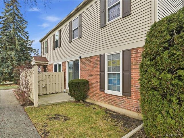 15913 N Franklin Drive, Clinton Township, MI 48038