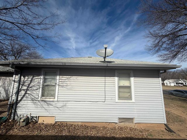 2201 S Broadview St, Wichita, KS 67218